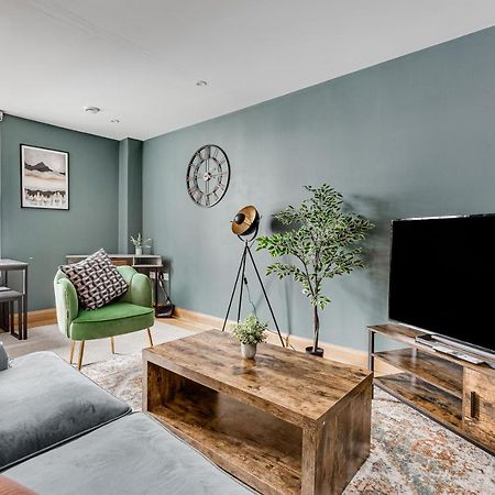 Homely 2 Beds Apt Up To 5 Guests-Wifi By Tent Serviced Apartments Chertsey Buitenkant foto