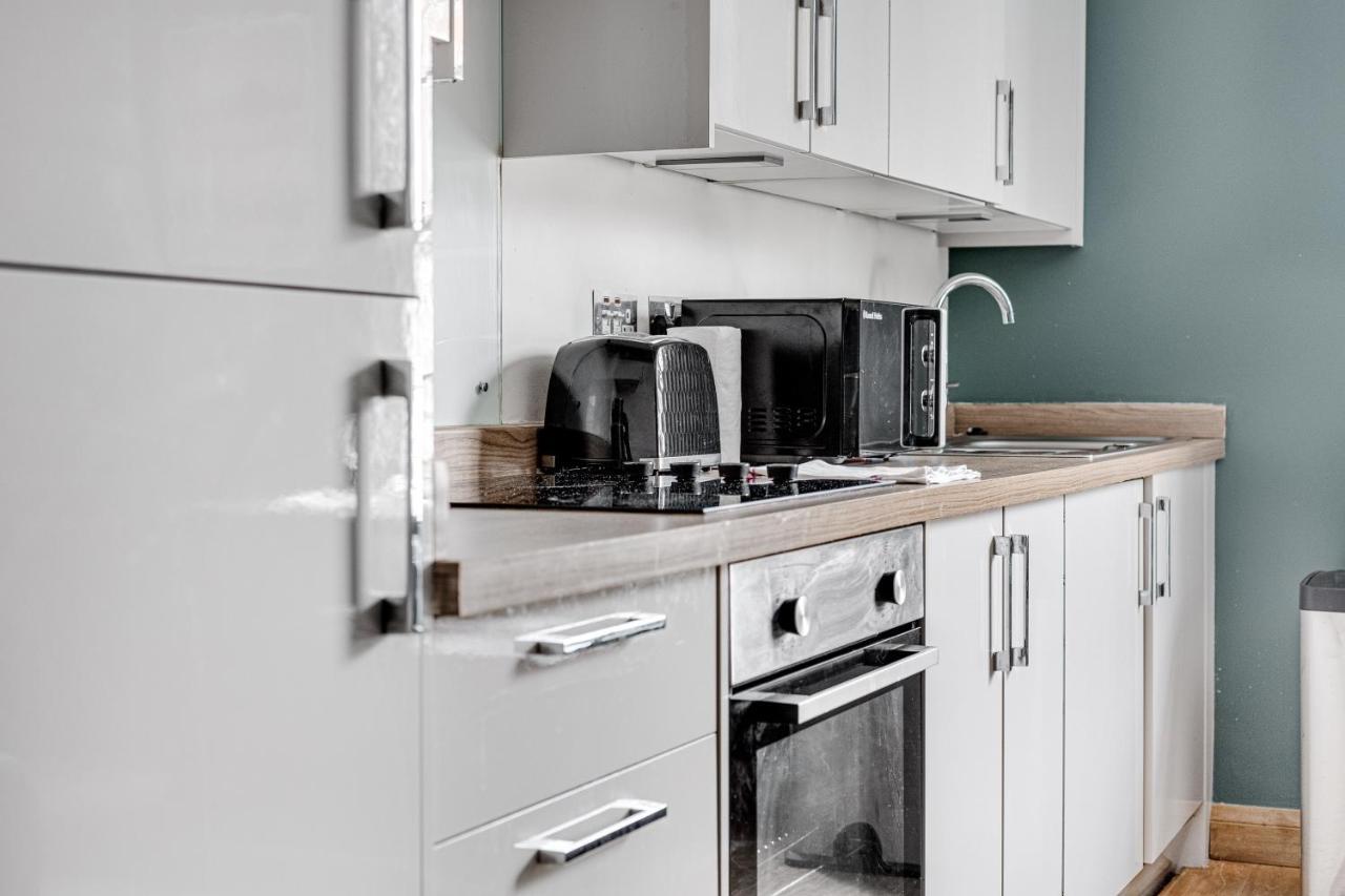 Homely 2 Beds Apt Up To 5 Guests-Wifi By Tent Serviced Apartments Chertsey Buitenkant foto