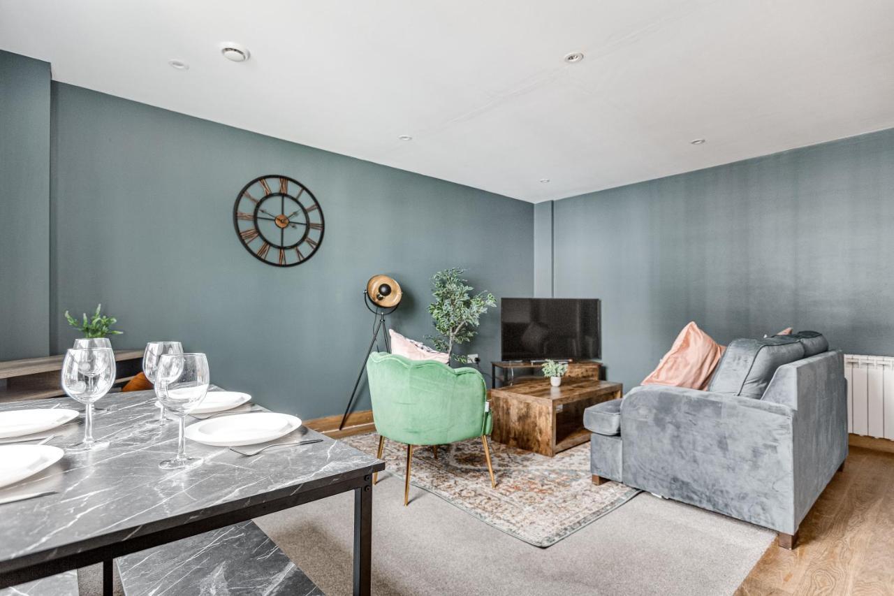 Homely 2 Beds Apt Up To 5 Guests-Wifi By Tent Serviced Apartments Chertsey Buitenkant foto