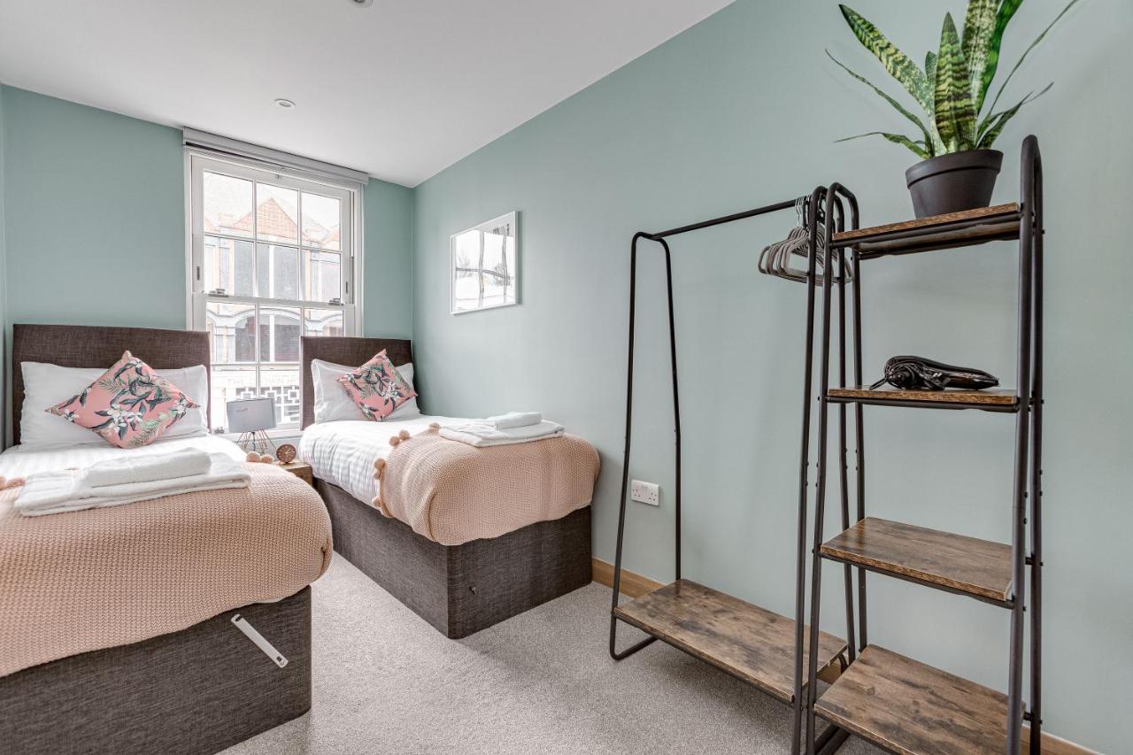 Homely 2 Beds Apt Up To 5 Guests-Wifi By Tent Serviced Apartments Chertsey Buitenkant foto