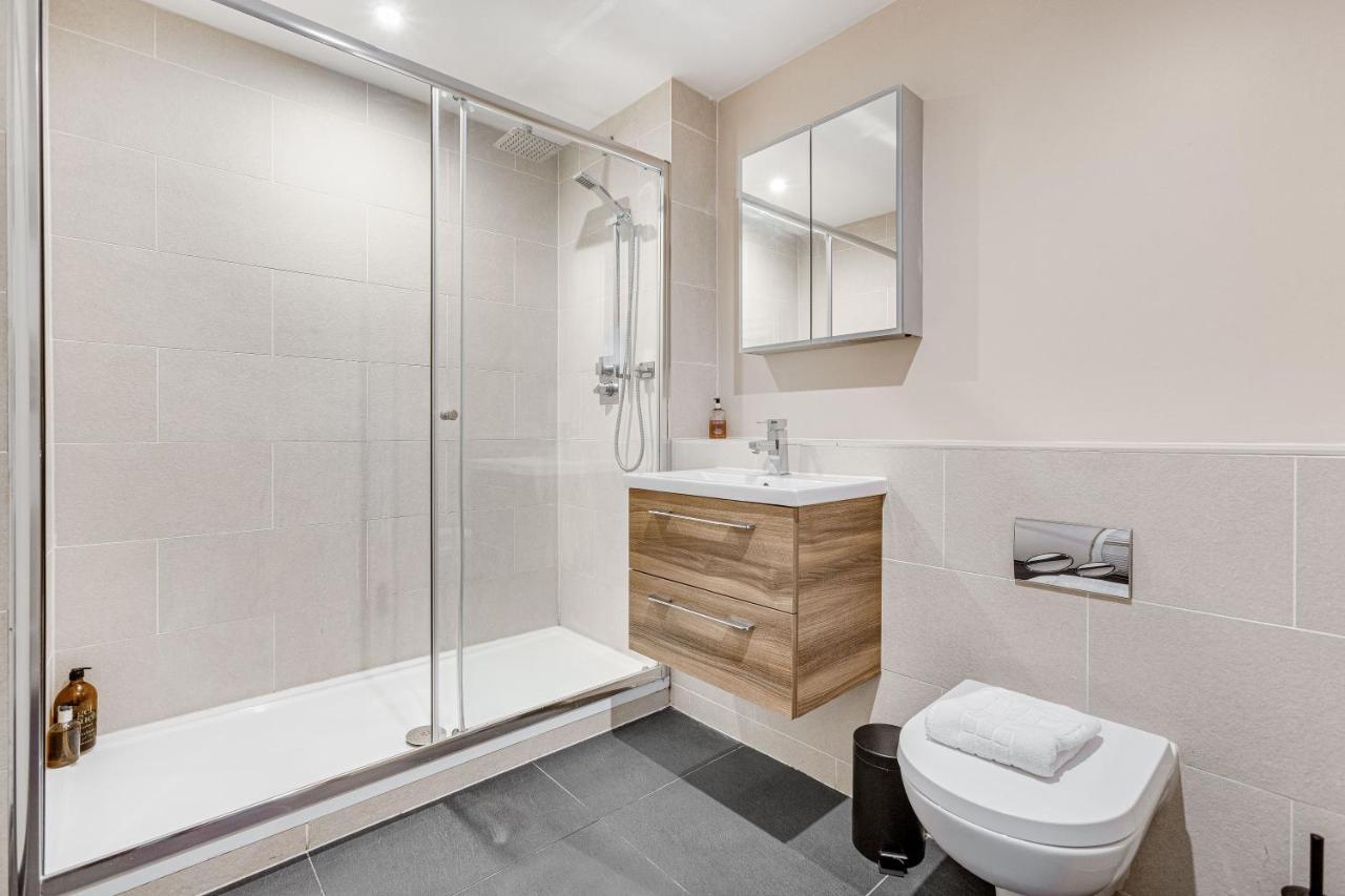 Homely 2 Beds Apt Up To 5 Guests-Wifi By Tent Serviced Apartments Chertsey Buitenkant foto