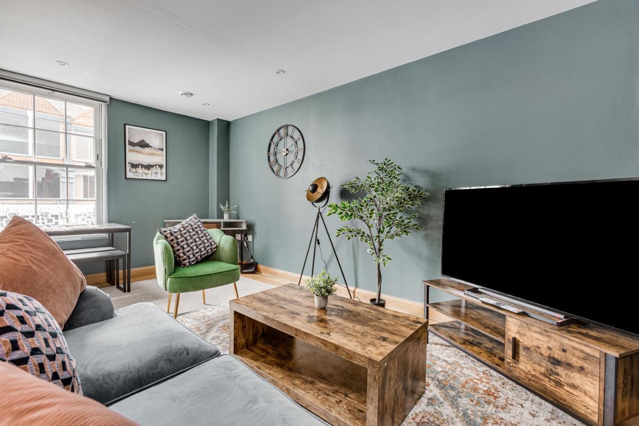 Homely 2 Beds Apt Up To 5 Guests-Wifi By Tent Serviced Apartments Chertsey Buitenkant foto