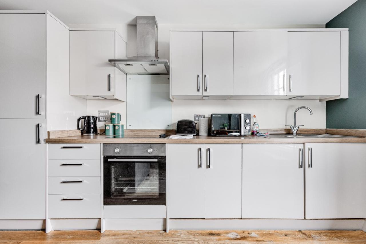 Homely 2 Beds Apt Up To 5 Guests-Wifi By Tent Serviced Apartments Chertsey Buitenkant foto