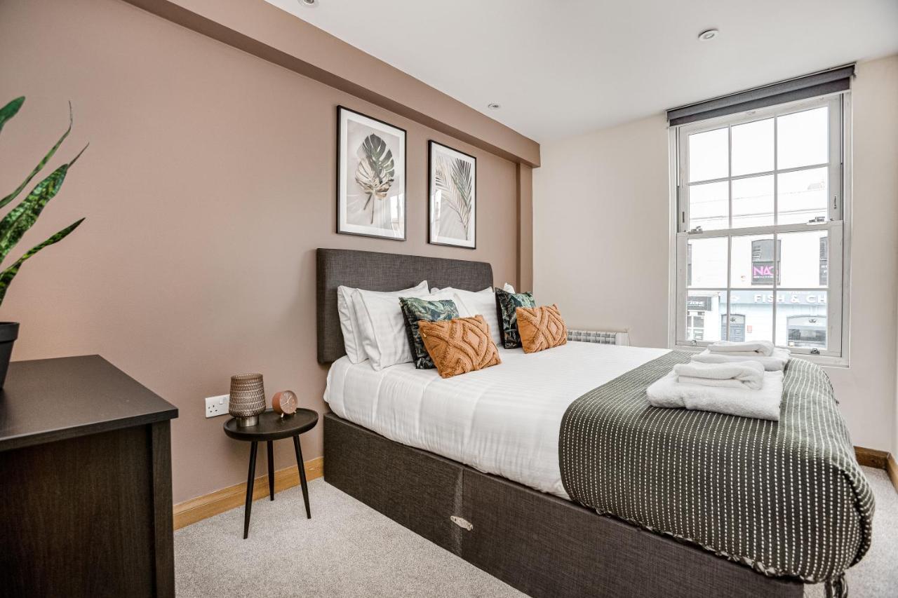 Homely 2 Beds Apt Up To 5 Guests-Wifi By Tent Serviced Apartments Chertsey Buitenkant foto