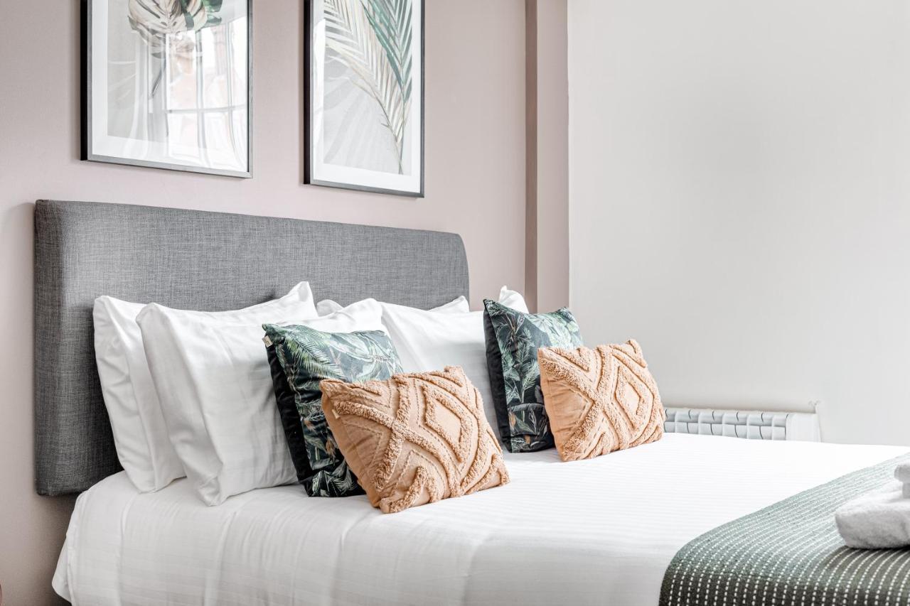 Homely 2 Beds Apt Up To 5 Guests-Wifi By Tent Serviced Apartments Chertsey Buitenkant foto